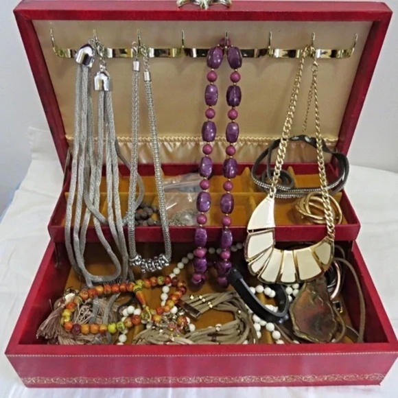 Large Vintage Jewelry box with Jewelry - Picture 1 of 8